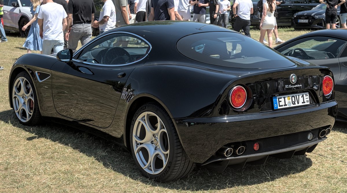 Alfa Romeo 8C Competizione 4.7 V8 (450 Hp)