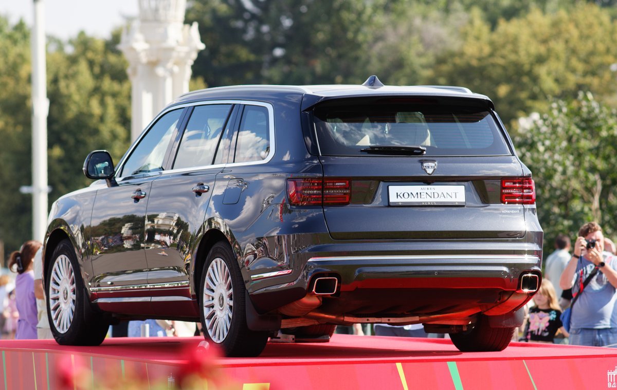 Aurus Komendant 4.4 V8 (598 Hp) Hybrid AWD Automatic